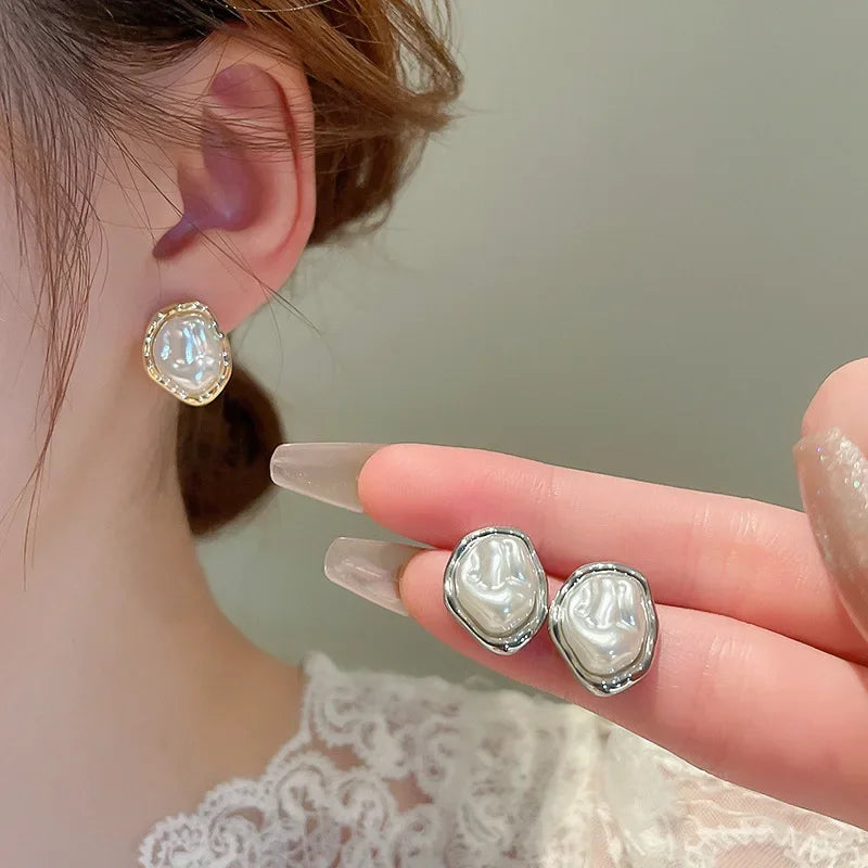 Irregular Baroque Pleated Imitation Pearl Stud Earrings For Women French Retro Temperament Earrings Gentle Jewelry Accessories N