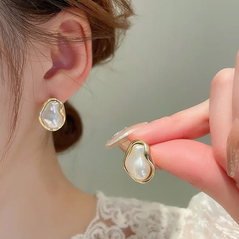 Irregular Baroque Pleated Imitation Pearl Stud Earrings For Women French Retro Temperament Earrings Gentle Jewelry Accessories N