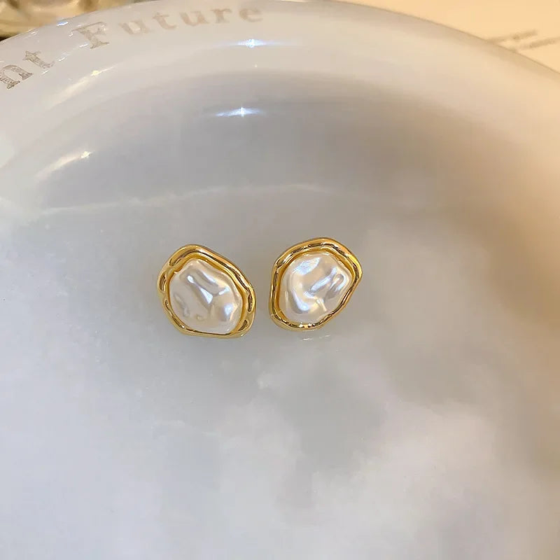 Irregular Baroque Pleated Imitation Pearl Stud Earrings For Women French Retro Temperament Earrings Gentle Jewelry Accessories N