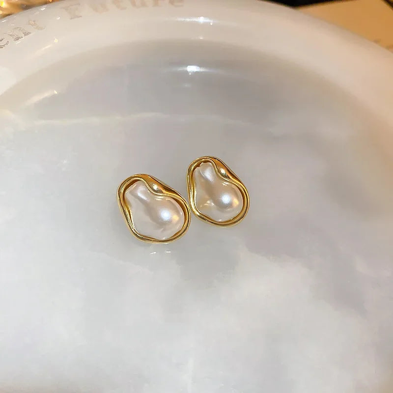 Irregular Baroque Pleated Imitation Pearl Stud Earrings For Women French Retro Temperament Earrings Gentle Jewelry Accessories N