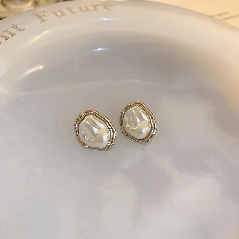 Irregular Baroque Pleated Imitation Pearl Stud Earrings For Women French Retro Temperament Earrings Gentle Jewelry Accessories N